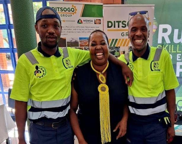 Ditsogo artisans and learners on site